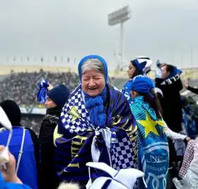 عکس جالب خوشحالی این خانم از حضور در استادیوم در بازی دیروز مورد توجه زیادی قرار گرفته است | @GizmizTel